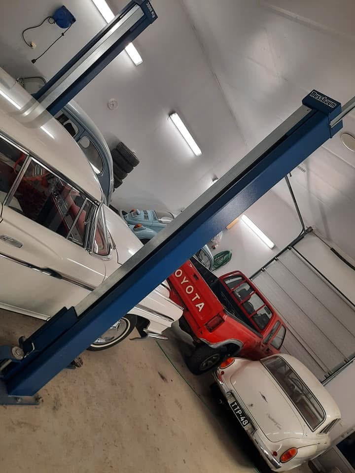Harrasteautoja korjaamossa