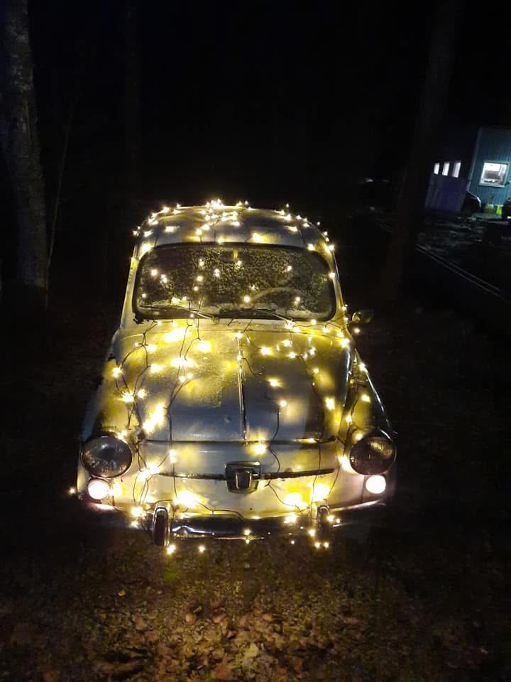 Harrasteauto valokoristelussa